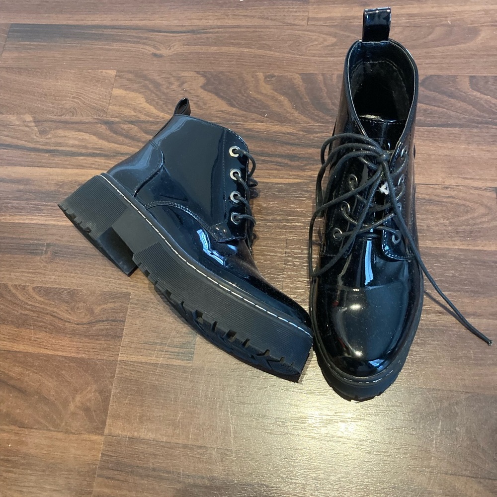 Halston boots size 7.5 Women
